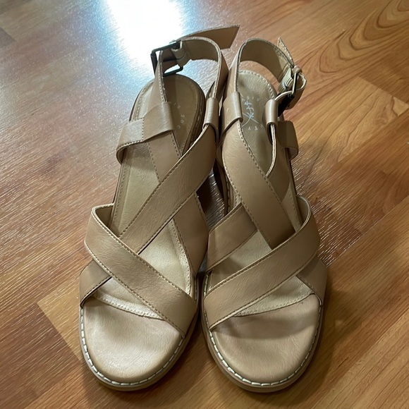 Oasis Society Shoes - Oasis Society sandals.  Sz8 look new